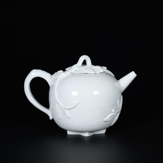Photo d'une théière en porcelaine d'époque Kangxi, dite "Blanc de Chine" provenant des fours de Dehua, en forme de grenade.