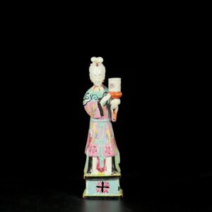 Photo d'une figure en porcelaine d'époque Qianlong, figurant une dame de cour, décorée dans les émaux de la Famille Rose et faisant office de chandelier.