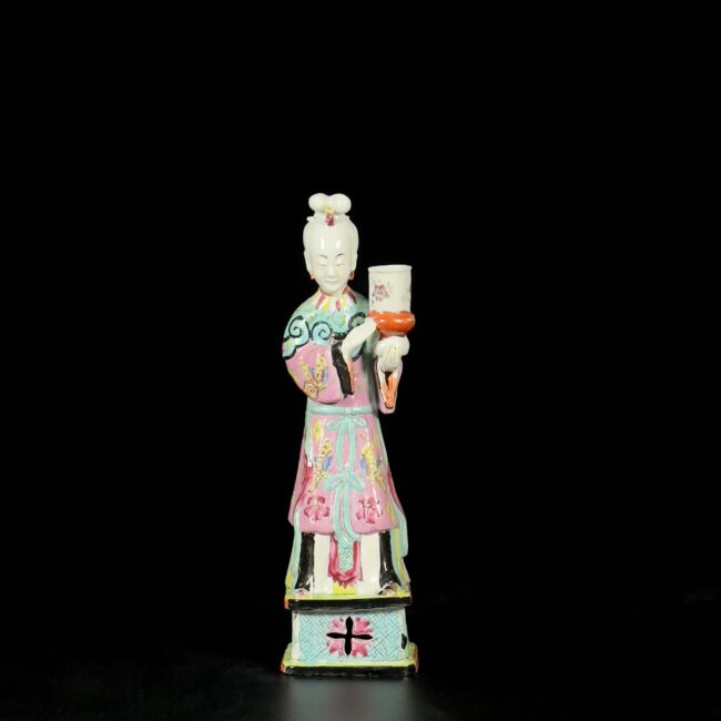 Photo d'une figure en porcelaine d'époque Qianlong, figurant une dame de cour, décorée dans les émaux de la Famille Rose et faisant office de chandelier.