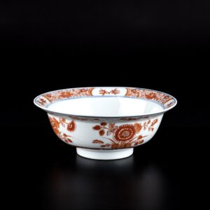 Photo d'un bol en porcelaine de type Klapmuts, à décor rouge-de-fer, provenant de la collection d'Auguste le Fort.
