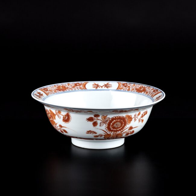Photo d'un bol en porcelaine de type Klapmuts, à décor rouge-de-fer, provenant de la collection d'Auguste le Fort.