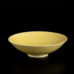 Photo d'un bol en porcelaine, à glaçure jaune, d'époque Shunzi, portant une marque Jiajing à six caractères.