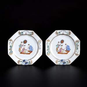 Photo d'une paire d'assiettes en porcelaine d'époque Qianlong aux émaux de la Famille Rose à décor d'une scène de thé, et des armes Gordon/Forbes.