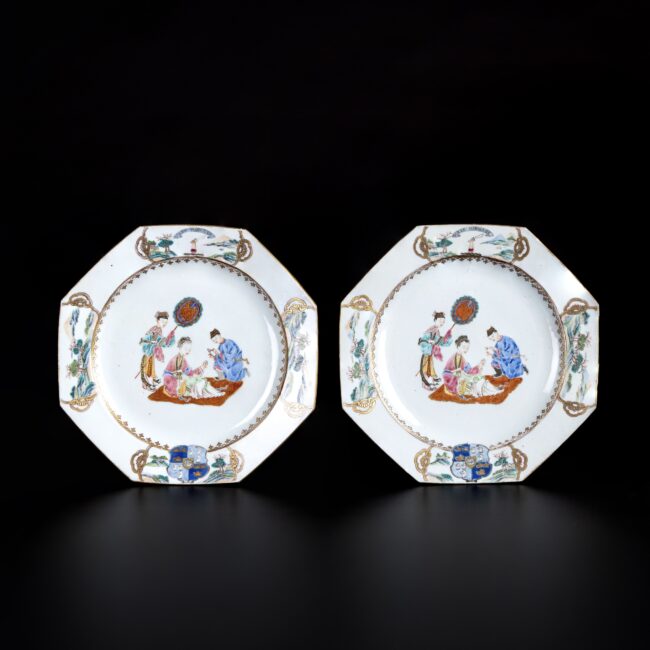 Photo d'une paire d'assiettes en porcelaine d'époque Qianlong aux émaux de la Famille Rose à décor d'une scène de thé, et des armes Gordon/Forbes.