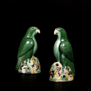 Photo d'une paire de perroquets en porcelaine d'époque Kangxi, décorés dans les émaux de la Famille Verte.