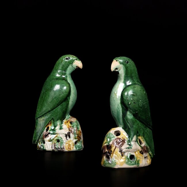 Photo d'une paire de perroquets en porcelaine d'époque Kangxi, décorés dans les émaux de la Famille Verte.