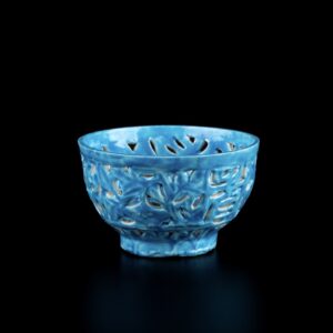 Photo d'un bol réticulé ou linglong en porcelaine, d'époque Kangxi, à glaçure turquoise.