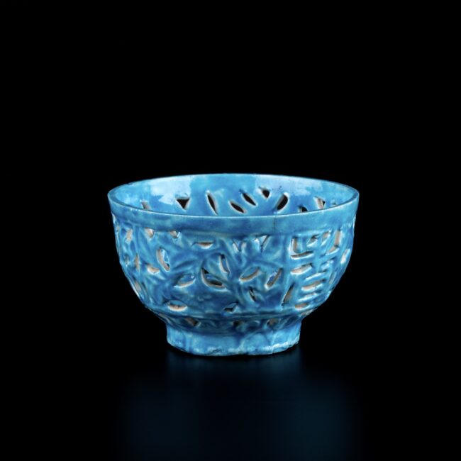 Photo d'un bol réticulé ou linglong en porcelaine, d'époque Kangxi, à glaçure turquoise.