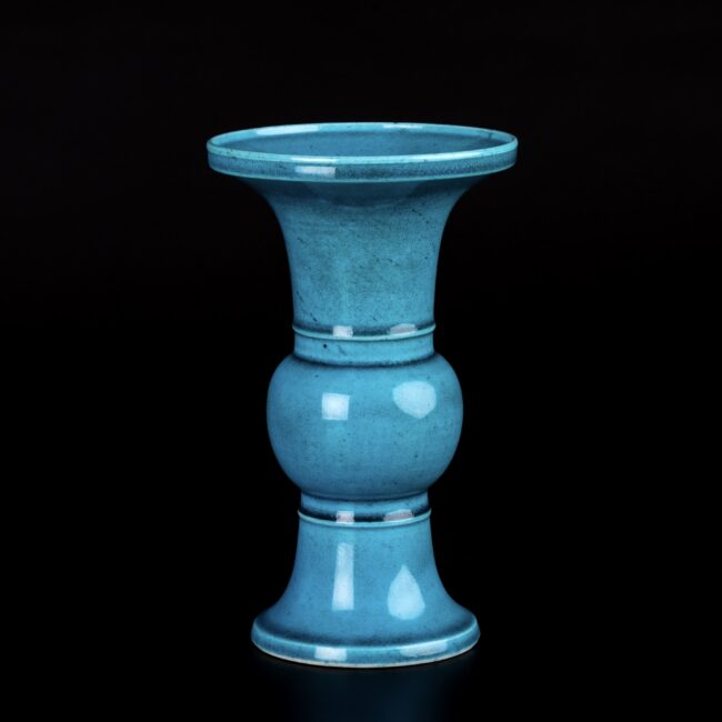 Photo d'un vase en porcelaine à glaçure turquoise d'époque Kangxi, de forme "Gu".