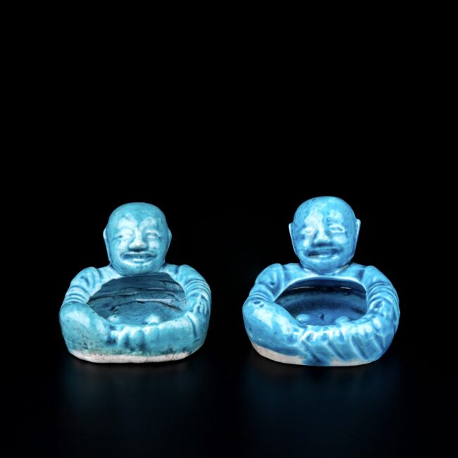 Photo d'une paire de rince-pinceaux d'époque Kangxi, à glaçure turquoise, figurant Budai.