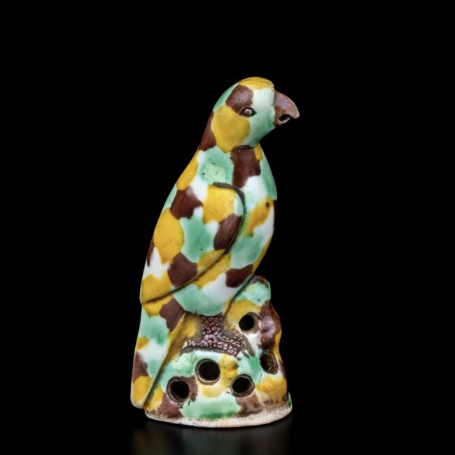 Photo d'un perroquet en biscuit émaillé d'époque Kangxi à glaçure Sancai.