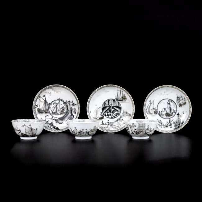Photo de trois tasses et soucoupes d'époque Qianlong à décor en grisaille de chantiers navals.