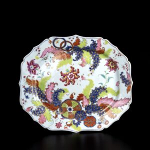 Photo d'un large plat en porcelaine d'époque Qianlong à décor dit Pseudo-Feuille de Tabac.