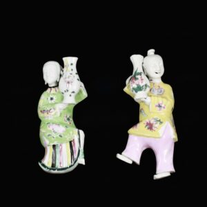 Ensemble de deux appliques d'époque Qianlong, décorée dans les émaux de la Famille Rose, figurant des personnages tenant un vase.