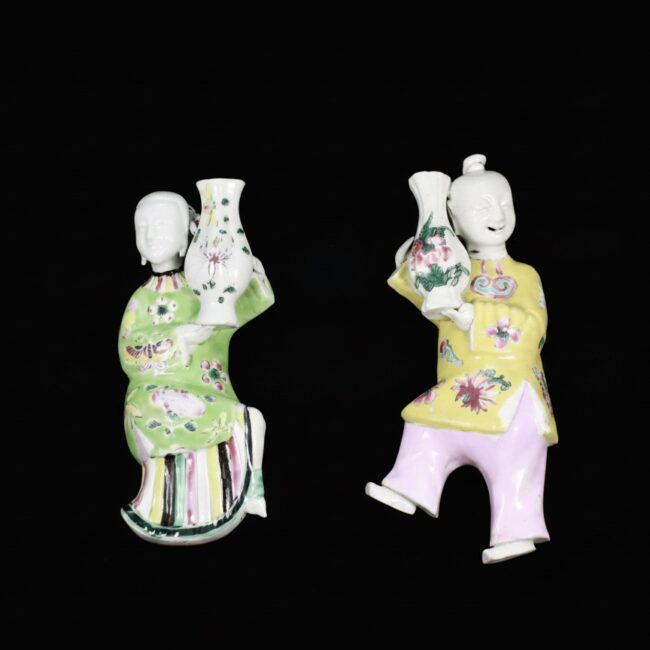 Ensemble de deux appliques d'époque Qianlong, décorée dans les émaux de la Famille Rose, figurant des personnages tenant un vase.